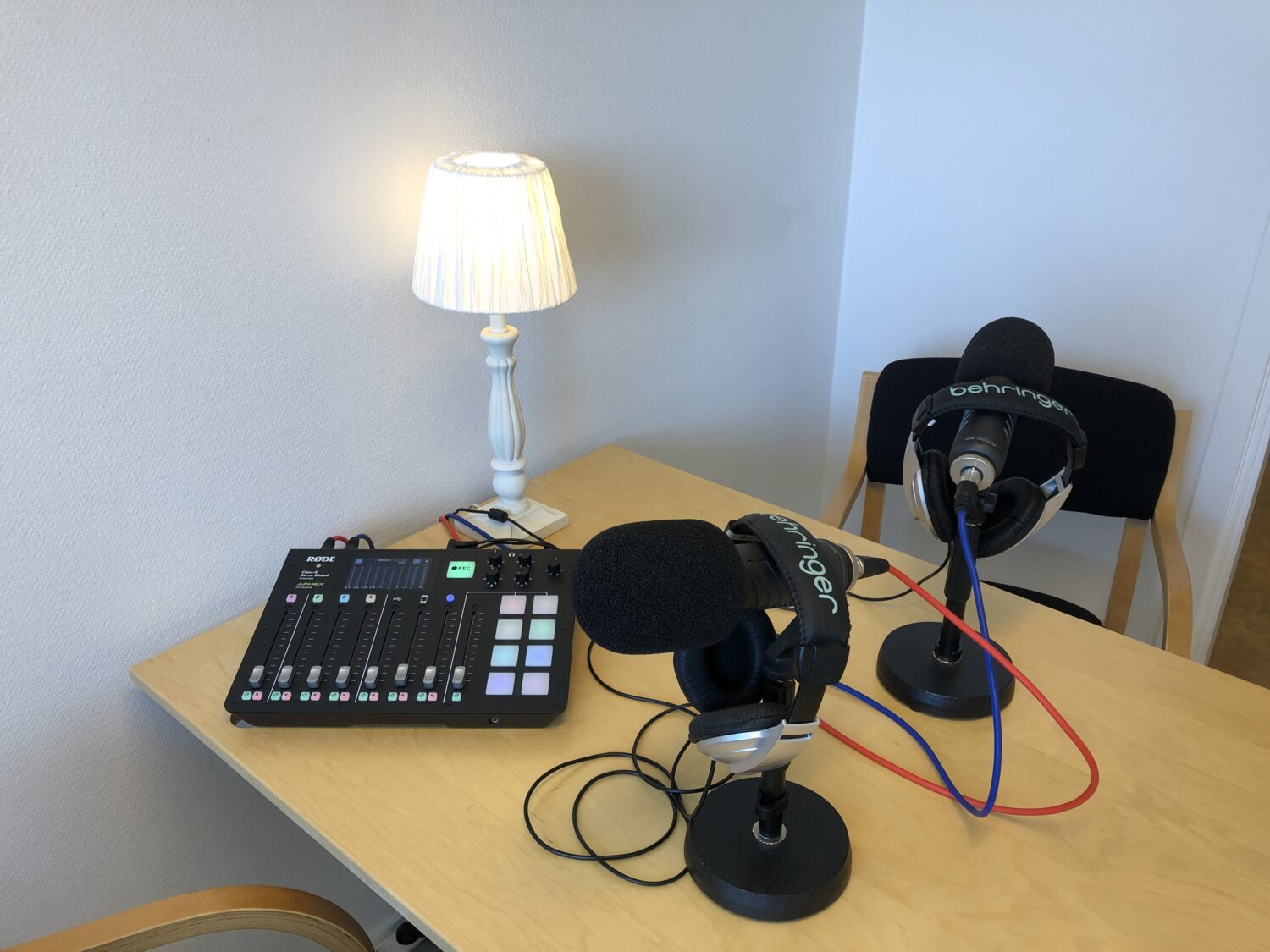 Podcast studio med två micar och en Röde Podcaster